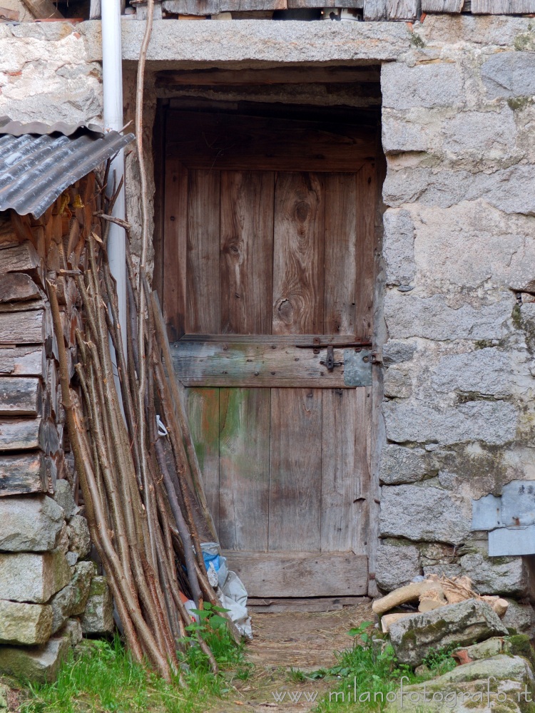 Campiglia Cervo (Biella) - Vecchia porta in legno di un'antica casa in granito nella frazione Sassaia